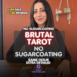 Op de afbeelding: Een persoon met lang bruin haar in een donkerbruin shirt met lange mouwen, geplaatst achter drie tarotkaarten. De tekstoverlays luiden: +14K SALE, +1.4K REVIEWS, NO SUGARCOATING, BRUTAL TAROT, NO SUGARCOATING, SAME HOUR EXTRA DETAILED, ETSY STAR SELLER.
