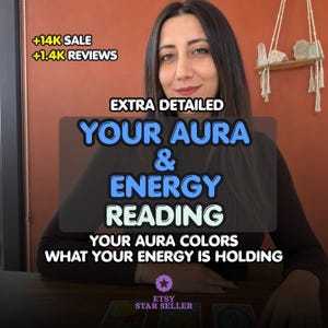 以下が含まれることがあります： EXTRA DETAILED YOUR AURA & ENERGY READING YOUR AURA COLORS WHAT YOUR ENERGY IS HOLDINGというテキストが重なったデジタルグラフィック。画像には、ダークブラウンの長袖シャツを着た、長いダークヘアの人物が写っています。