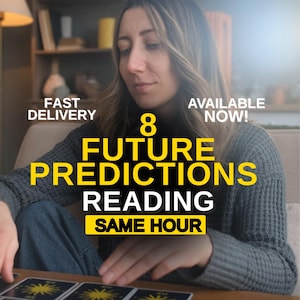 Può includere: Una persona è seduta, che guarda le carte dei tarocchi. L'immagine ha un testo che recita "8 Previsioni Future Lettura Stessa Ora", "Consegna Veloce" e "Disponibile Ora!" La persona indossa un maglione grigio e jeans blu.