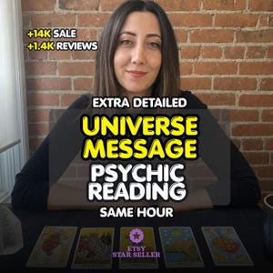 Op de afbeelding: Een dienst voor een psychische lezing met vijf tarotkaarten op een zwart oppervlak. De tekstoverlays bevatten +14K SALE, +1.4K REVIEWS, EXTRA DETAILED UNIVERSE MESSAGE PSYCHIC READING, SAME HOUR en ETSY STAR SELLER met een sterpictogram.