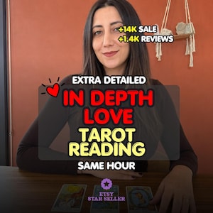 Könnte beinhalten: Eine Person mit langem dunklem Haar in einem dunkelbraunen Langarmshirt, die an einem Holztisch mit drei Tarotkarten sitzt. Textüberlagerungen: +14K SALE, +1.4K REVIEWS, EXTRA DETAILED, IN DEPTH LOVE TAROT READING, SAME HOUR, ETSY STAR SELLER.