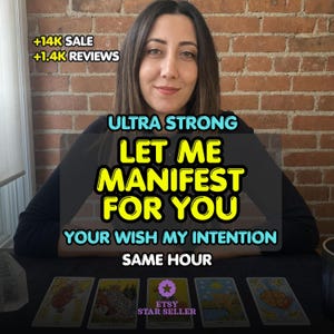 Op de afbeelding: Vijf tarotkaarten zijn op een rij gelegd op een zwart oppervlak. De tekst op de afbeelding luidt: +14K SALE +1.4K REVIEWS, ULTRA STRONG, LET ME MANIFEST FOR YOU, YOUR WISH MY INTENTION, SAME HOUR en ETSY STAR SELLER. Een persoon staat erachter.