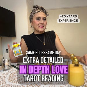 以下が含まれることがあります： 「SAME HOUR/SAME DAY EXTRA DETAILED IN DEPTH LOVE TAROT READING」と「+20 YEARS EXPERIENCE」の文字が入ったタロットカードを持つ女性。黒いトップスとヒョウ柄のスカーフを着用。金色の猫の置物が黄色の瓶の上に置かれています。