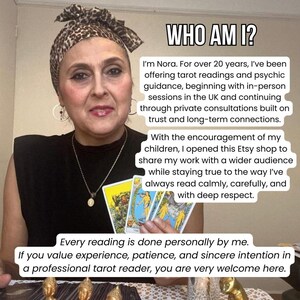 Puede incluir: Una mujer con un pa&ntilde;uelo con estampado de leopardo sostiene cartas del tarot. El texto dice "Who Am I?" y describe su experiencia ofreciendo lecturas de tarot y orientaci&oacute;n ps&iacute;quica. El texto tambi&eacute;n menciona su tienda Etsy.