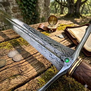 Hand-Forged Elven Longsword: Damascus Steel, Walnut Handle, Emerald Accents, Leather Sheath