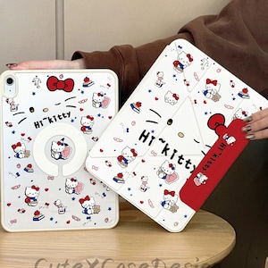 Könnte beinhalten: Weiße Tablet-Hülle mit Hello Kitty-Design. Die Hülle hat ein sich wiederholendes Muster aus Hello Kitty-Charakteren, Schleifen und Sternen. Der Text "Hi Kitty" ist auf die Hülle gedruckt. Ein rotes Akzentstück ist an der Seite der Hülle sichtbar.