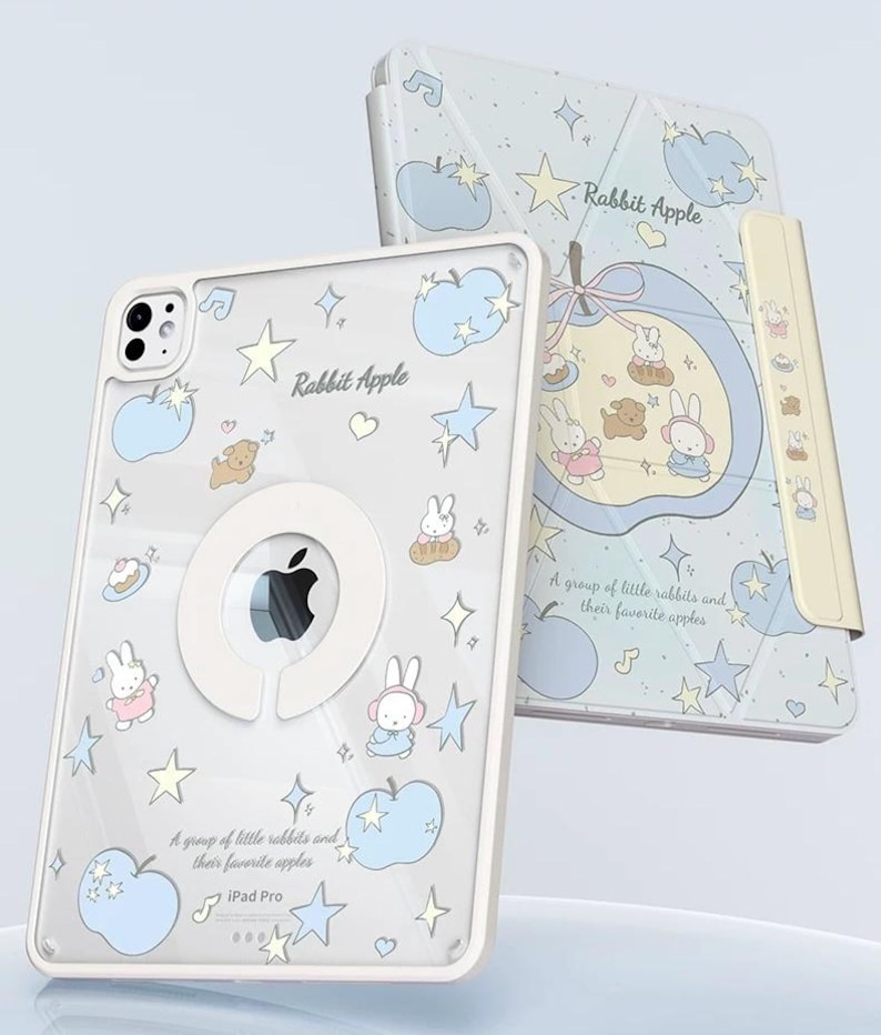 Puede incluir: Una funda y una cubierta para iPad Pro con un dise&ntilde;o caprichoso. La funda transparente presenta el texto "Rabbit Apple" e ilustraciones de conejos, manzanas, estrellas y notas musicales. La cubierta tiene un dise&ntilde;o a juego y un cierre magn&eacute;tico.
