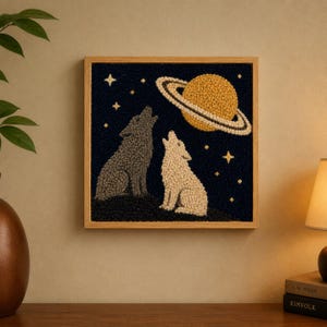 Celestial Wolf Punch Needle Hoop, Saturn Ring Fiber Art, Handsydd Garnväggdekoration