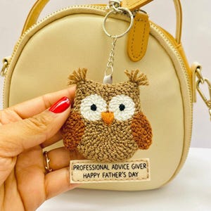 Weise Eule Punch Needle Schlüsselbund, professioneller Ratgeber Geschenk für Papa, handgefertigter Taschenanhänger aus geschlungenem Garn