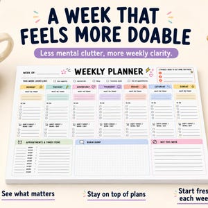 K&ouml;nnte beinhalten: Ein Wochenplaner-Block mit dem Text "A Week That Feels More Doable". Der Block hat Abschnitte f&uuml;r jeden Wochentag mit Platz f&uuml;r To-Do-Listen, Termine und Notizen. Eine Tasse Kaffee, ein Stift und ein Notizbuch sind ebenfalls im Bild.
