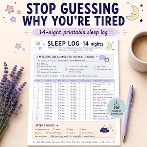 Op de afbeelding: Een afdrukbaar slaaplogboek met de tekst "STOP GUESSING WHY YOU'RE TIRED" en "SLEEP LOG - 14 nights". Het logboek bevat secties voor bedtijd, wektijd en slaapkwaliteit. Een paarse pen en een kopje koffie staan ook op de afbeelding.