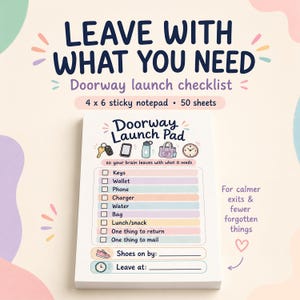 Op de afbeelding: Een 10 x 15 cm plaknotitieblok met een checklist getiteld "Doorway Launch Pad". Het notitieblok heeft een pastel kleurenschema en bevat secties voor sleutels, portemonnee, telefoon, oplader, water, tas, lunch/snack en meer. De tekst "Leave with what you need" staat bovenaan.