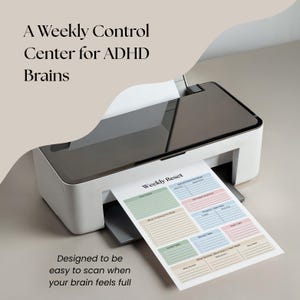 Pode incluir: Uma impressora branca e cinza imprimindo uma p&aacute;gina de planejador "Weekly Reset". A p&aacute;gina tem se&ccedil;&otilde;es para tarefas e notas, com o texto "A Weekly Control Center for ADHD Brains" e "Designed to be easy to scan when your brain feels full."