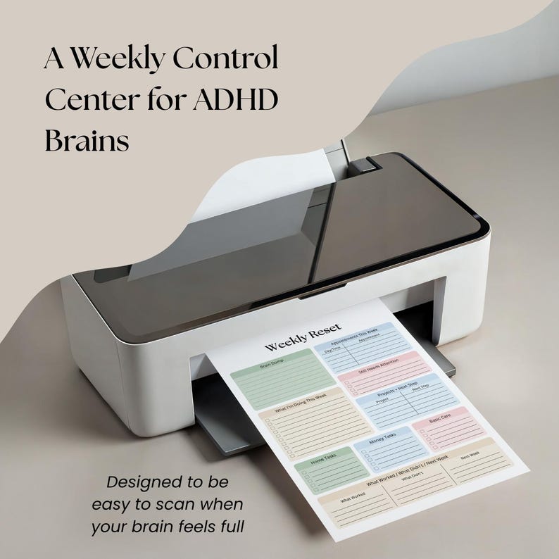 Pode incluir: Uma impressora branca e cinza imprimindo uma p&aacute;gina de planejador "Weekly Reset". A p&aacute;gina tem se&ccedil;&otilde;es para tarefas e notas, com o texto "A Weekly Control Center for ADHD Brains" e "Designed to be easy to scan when your brain feels full."