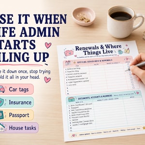 Pode incluir: Uma mesa com um planejador intitulado "Renewals & Where Things Live" e o texto "Use it when life admin starts piling up." Uma m&atilde;o segura uma caneta, pronta para preencher o planejador. Outros itens incluem uma x&iacute;cara de caf&eacute; e uma tigela pequena.