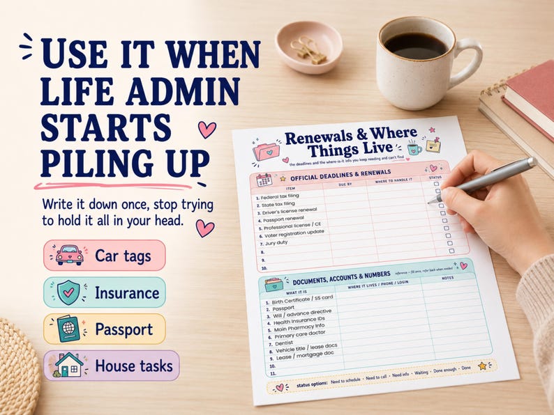 Pode incluir: Uma mesa com um planejador intitulado "Renewals & Where Things Live" e o texto "Use it when life admin starts piling up." Uma m&atilde;o segura uma caneta, pronta para preencher o planejador. Outros itens incluem uma x&iacute;cara de caf&eacute; e uma tigela pequena.