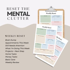 Pode incluir: Uma prancheta de madeira cont&eacute;m um planejador "Weekly Reset" com se&ccedil;&otilde;es para "Brain Dump", "Appointments" e "Home Tasks". Planejadores adicionais s&atilde;o empilhados abaixo. O texto "Reset the Mental Clutter" est&aacute; no topo.