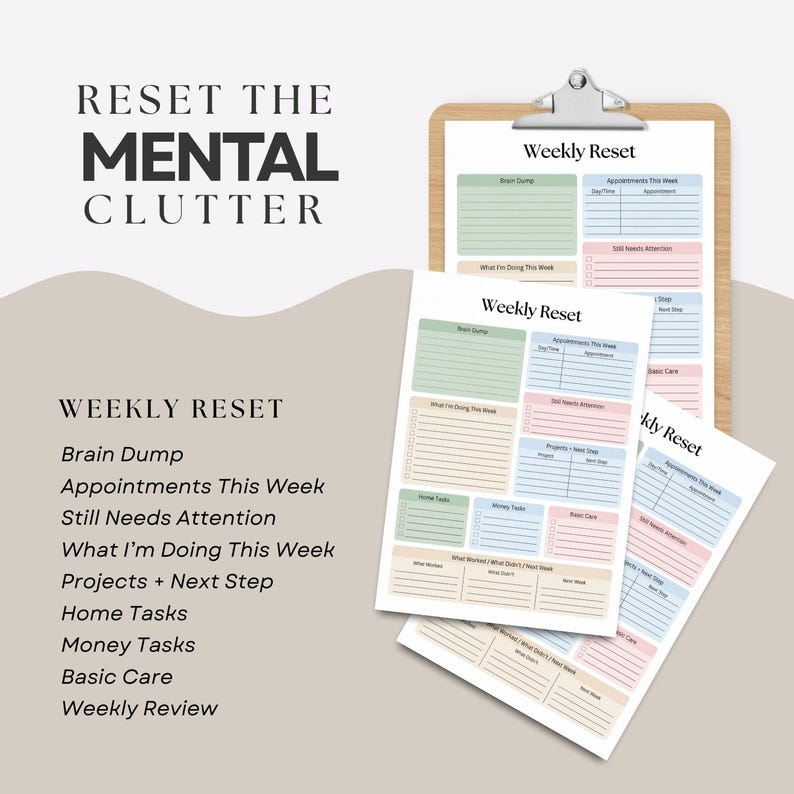 Pode incluir: Uma prancheta de madeira cont&eacute;m um planejador "Weekly Reset" com se&ccedil;&otilde;es para "Brain Dump", "Appointments" e "Home Tasks". Planejadores adicionais s&atilde;o empilhados abaixo. O texto "Reset the Mental Clutter" est&aacute; no topo.