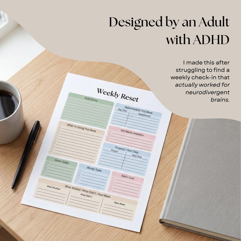 Pode incluir: Um planejador semanal impresso intitulado "Weekly Reset" com se&ccedil;&otilde;es para tarefas e compromissos. O planejador &eacute; projetado por um adulto com TDAH e inclui o texto "Designed by an Adult with ADHD". Uma x&iacute;cara de caf&eacute; e uma caneta est&atilde;o na mesa.