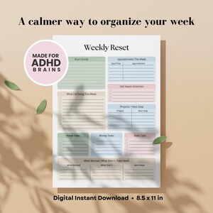Pode incluir: Um planejador semanal imprim&iacute;vel com se&ccedil;&otilde;es para compromissos, tarefas e notas. O planejador &eacute; projetado para c&eacute;rebros com TDAH e inclui &aacute;reas para despejos cerebrais, tarefas dom&eacute;sticas e tarefas financeiras. O texto diz: "Uma maneira mais calma de organizar sua semana."