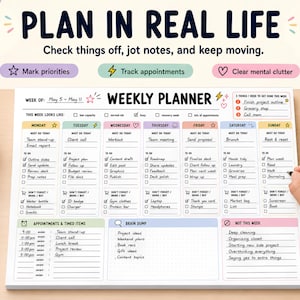 K&ouml;nnte beinhalten: Ein Wochenplaner-Block mit dem Text "PLAN IN REAL LIFE" oben. Der Planer enth&auml;lt Abschnitte f&uuml;r jeden Wochentag mit Platz f&uuml;r Aufgaben, Termine und Notizen. Eine Tasse Kaffee und Stifte liegen auf dem Tisch.