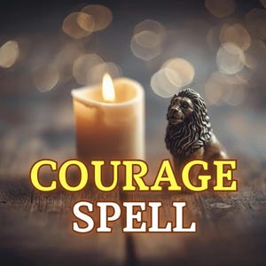 Könnte beinhalten: Eine brennende elfenbeinfarbene Kerze und eine bronzene Löwenfigur stehen auf einer Holzoberfläche. Die Worte "COURAGE SPELL" werden in gelbem und weißem Text angezeigt, was auf ein Thema von Mut und Magie hindeutet.
