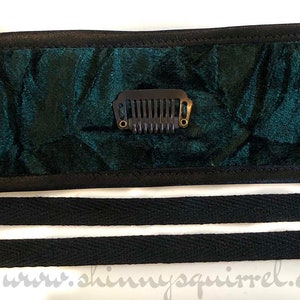 Puede incluir: Una diadema de terciopelo verde oscuro con una banda el&aacute;stica negra y un peque&ntilde;o peine negro adjunto. La diadema est&aacute; dise&ntilde;ada para sujetar el cabello en su lugar.