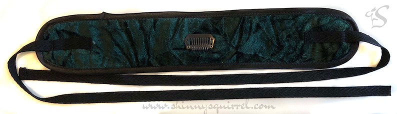 Puede incluir: Una diadema de terciopelo verde oscuro con una banda el&aacute;stica negra y un peque&ntilde;o peine negro adjunto. La diadema est&aacute; dise&ntilde;ada para sujetar el cabello en su lugar.