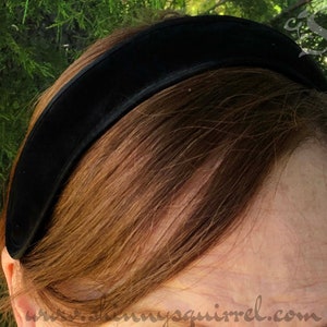 Puede incluir: Una diadema de terciopelo negro para el cabello de mujer.