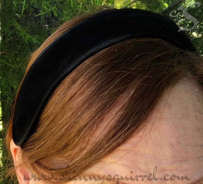 Puede incluir: Una diadema de terciopelo negro para el cabello de mujer.