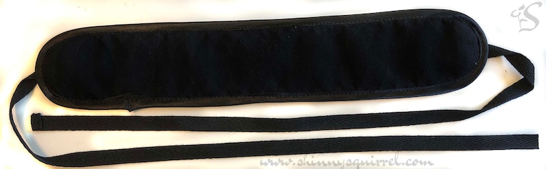 Puede incluir: M&aacute;scara para ojos de terciopelo negro con correas negras ajustables. La m&aacute;scara para ojos est&aacute; dise&ntilde;ada para bloquear la luz y promover el sue&ntilde;o.