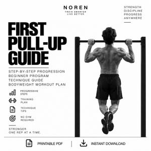 Può includere: Una guida digitale intitolata FIRST PULL-UP GUIDE di NOREN con testo che include STRENGTH DISCIPLINE PROGRESS ANYWHERE, STEP-BY-STEP PROGRESSION, e un'immagine in bianco e nero di una persona che esegue trazioni su una sbarra di metallo nera.