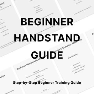 Może przedstawiać: Biały dokument zatytułowany "BEGINNER HANDSTAND GUIDE" z czarnym tekstem. Przewodnik zawiera sekcje dotyczące rozgrzewki nadgarstków i ramion, typowych błędów w staniu na rękach i przykładowych ćwiczeń. Widoczny jest również tekst "Step-by-Step Beginner Training Guide".