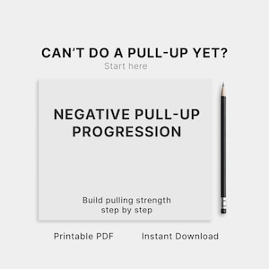 以下が含まれることがあります： 「NEGATIVE PULL-UP PROGRESSION」と「Build pulling strength step by step」というテキストが書かれた白い印刷可能なPDF。上部には「CAN'T DO A PULL-UP YET?」というテキストがあります。右側には黒い鉛筆があります。「Printable PDF」と「Instant Download」の文字が下部にあります。