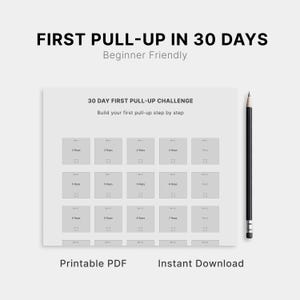 Könnte beinhalten: Ein druckbares PDF-Trainingsdiagramm mit dem Titel "FIRST PULL-UP IN 30 DAYS". Das Diagramm ist hellgrau mit einem Raster von Kästchen zur Fortschrittsverfolgung. Der Text "Beginner Friendly" steht über dem Diagramm. Ein schwarzer Bleistift befindet sich rechts.