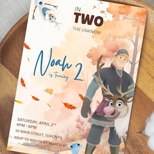 Puede incluir: Una invitación de cumpleaños con personajes de una popular película de animación. La invitación incluye el texto "Noah cumple 2 años" y detalles del evento. El diseño incorpora personajes de dibujos animados y hojas de otoño.