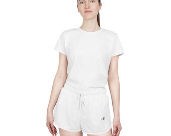 Shorts esportivos femininos com estampa minimalista do logo em estilo cursivo | Shorts esportivos femininos com estampa total