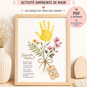 Peut inclure: Une impression d'art encadrée pour la fête des mères avec une empreinte de main jaune, un bouquet floral et le texte « Bonne fête Maman ». Comprend le texte « Un cadeau fait main avec amour » et « PDF à imprimer ».