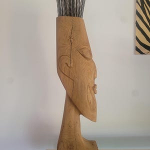 Contemporary sculpture in recycled wood – Stylized face with steel nails – Unique handcrafted piece – Modern art
