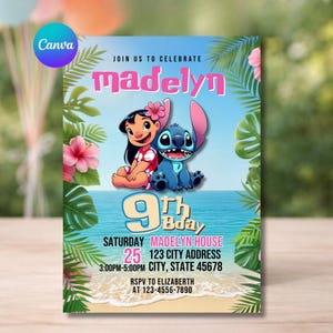 Puede incluir: Una tarjeta de invitación de cumpleaños con personajes de Lilo y Stitch, hojas de palma tropicales y flores de hibisco rosas. El texto dice: JOIN US TO CELEBRATE Madelyn 9th Bday SATURDAY 25 123 CITY ADDRESS CITY, STATE 45678 RSVP TO ELIZABERTH AT 123-4556-7890.