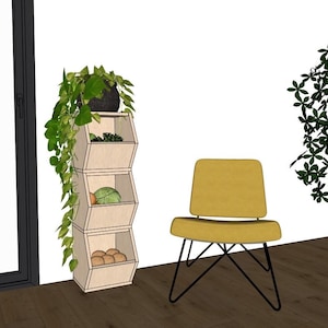 Peut inclure: Intérieur moderne avec une unité de rangement en bois à quatre compartiments, chacun contenant des produits et une plante en pot. Une chaise jaune avec des pieds noirs et une grande plante en pot sont également présents.