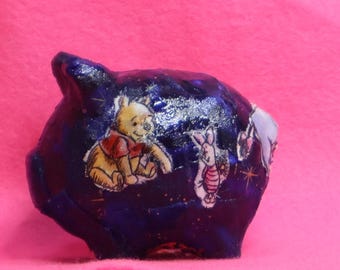 Winnie the Pooh y sus amigos: Decoupage en una hucha de cerámica con forma de cerdito.