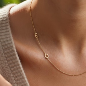 Colar com Inicial Lateral, Joia Personalizada com Letra, Acessório Minimalista Personalizado