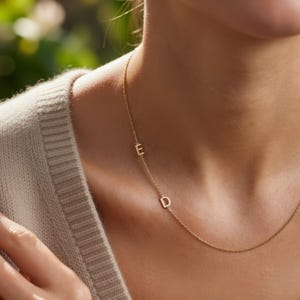 Halsband med sidleds initialer, personliga bokstavssmycken, minimalistiskt anpassat accessoar