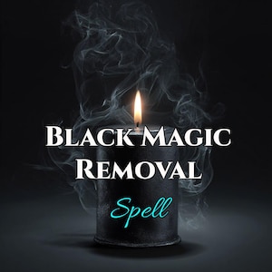 Op de afbeelding: Een zwarte kaars met een brandende vlam, omringd door rookpluimen, tegen een donkere achtergrond. De woorden "BLACK MAGIC REMOVAL" staan boven de kaars, met "Spell" in turquoise eronder.