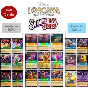 Può includere: Una collezione di carte collezionabili Disney Lorcana Shimmering Skies con un totale di 440 carte. L'immagine mostra diverse carte personaggio con illustrazioni colorate, testo e statistiche di gioco. Disponibili versioni in bianco e nero o a colori.