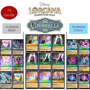 Può includere: Una collezione di 79 carte collezionabili Disney Lorcana con personaggi e temi di Cenerentola. L'esposizione include diverse carte con illustrazioni colorate, testo e statistiche di gioco, disponibili sia in bianco e nero che a colori.