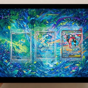 Könnte beinhalten: Ein schwarzer rechteckiger Rahmen mit drei Pokémon-Sammelkarten vor einem lebendigen, wirbelnden blau-grünen Waldhintergrund. Die Karten zeigen Froakie, Frogadier und Mega Greninja EX, jeweils in einer durchsichtigen Schutzhülle platziert.
