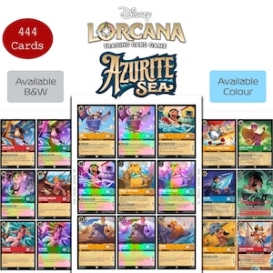 Puede incluir: Una colección de cartas coleccionables Disney Lorcana Azurite Sea con un total de 444 cartas. La imagen muestra varias cartas de personajes con ilustraciones coloridas, texto y estadísticas de juego. Disponible en blanco y negro y a color.