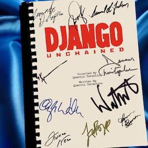 Puede incluir: Un guion de película color crema titulado "DJANGO UNCHAINED" con letras rojas y múltiples firmas. El guion está encuadernado con una espiral negra y descansa sobre un fondo de satén azul. Dirigida y escrita por Quentin Tarantino.